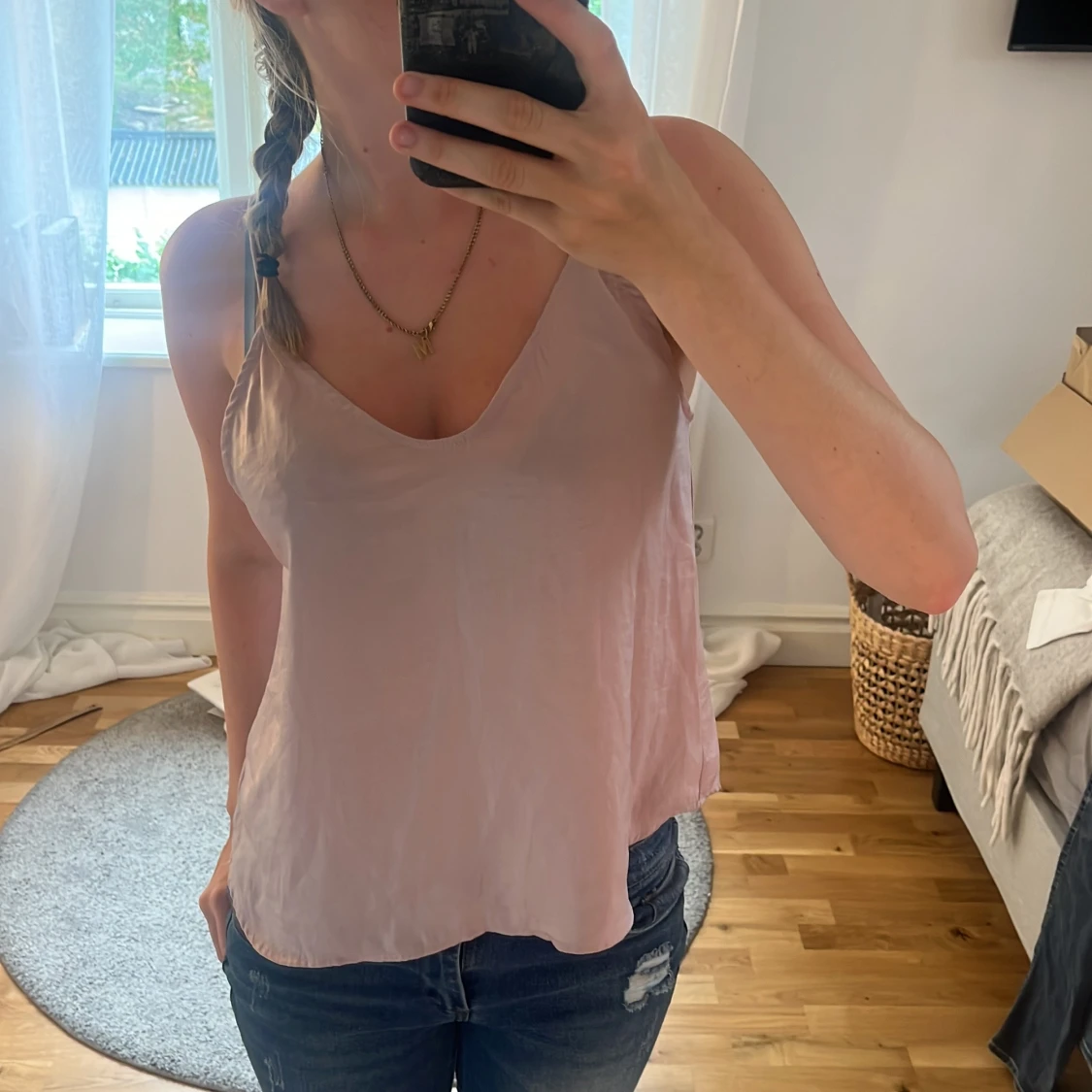 Ljusrosa festtopp med v-ringning