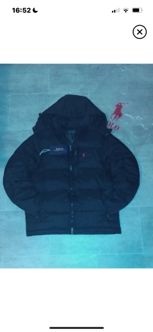 Polo Ralph lauren jacka! - Hej! Jag säljer en polo Ralph lauren puffer jacka. Jackan är skön och praktisk inför vintern. Passar 165-170cm. Den är för liten för mig men knappt använd.