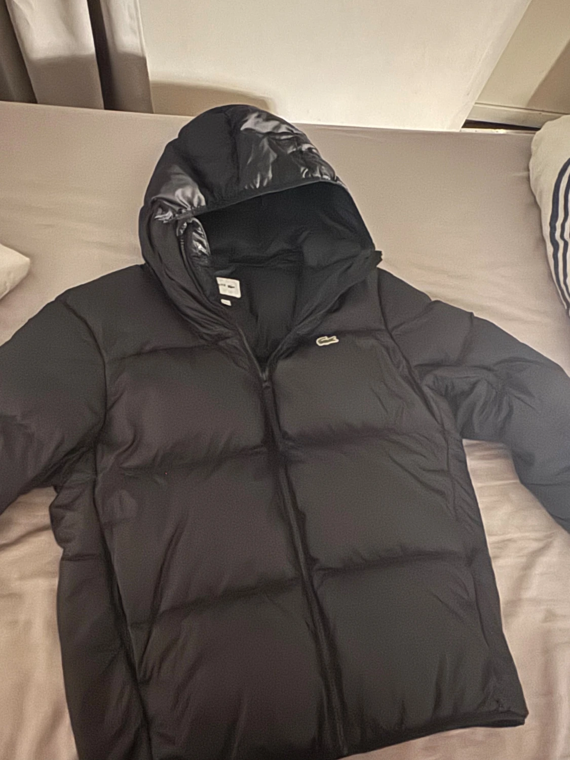 Svart pufferjacka från Lacoste