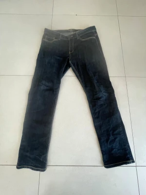 Ett par jeans - Ett par jeans i okänd modell… size 32. 