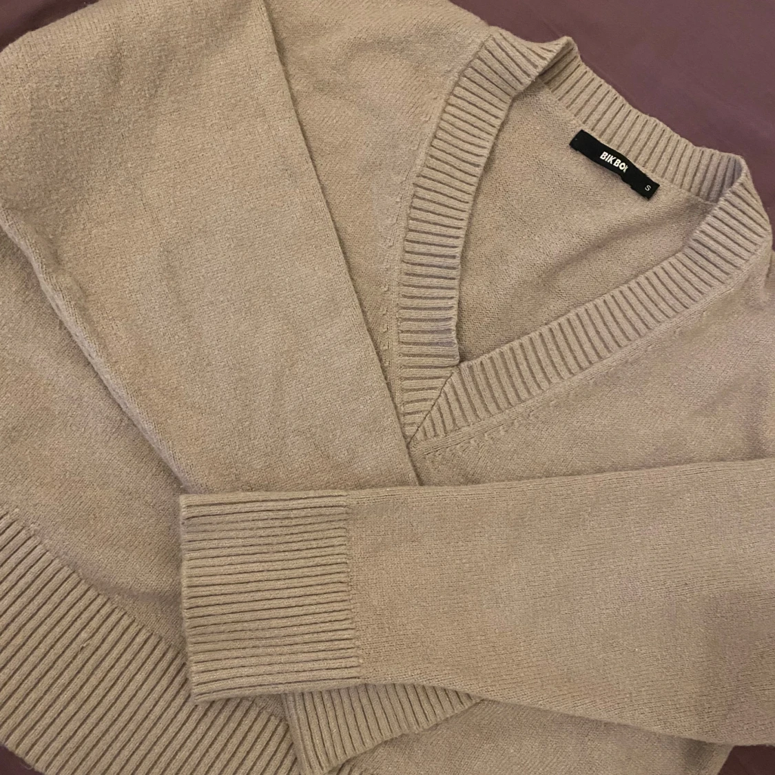 Beige stickad v-ringad tröja BIK BOK - 2