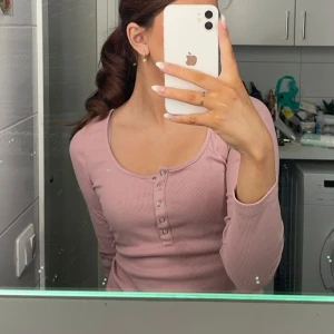 Rosa långärmad topp💕 - säljer en rosa ribbad långärmad topp med knappar💕