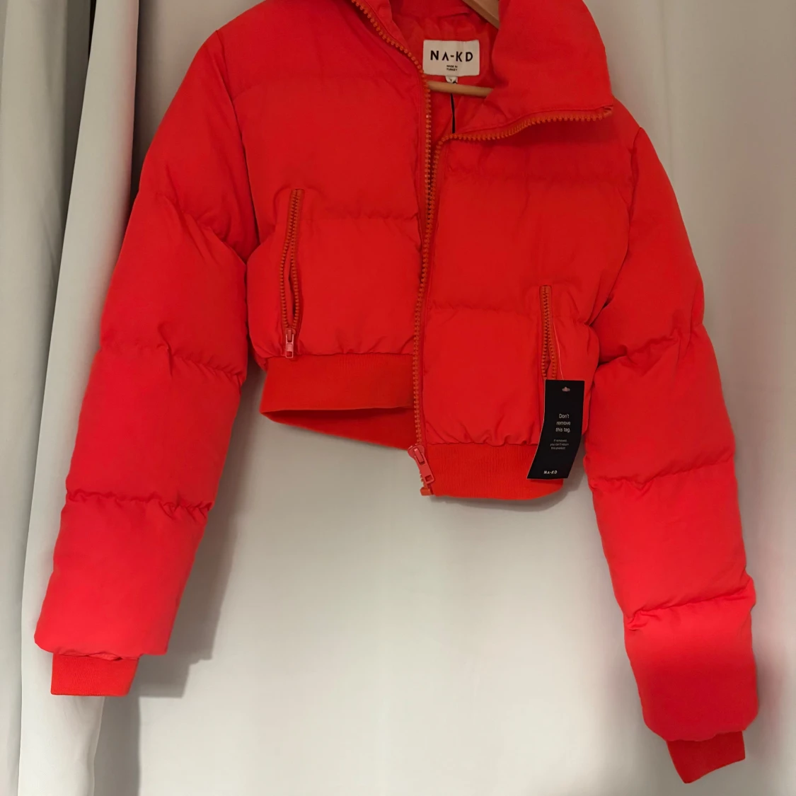 Röd croppad pufferjacka från NA-KD