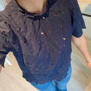 Mörkblå spetstopp - Säljer denna vackra mörkblå spetstopp från Lindex. Den är gjord av 100% bomull och är väldigt bekväm. Jag älskar den verkligen, men tyvärr är den lite för liten för mig. Färgen syns bäst på sista bilden. Tveka inte att ställa frågor eller skicka prisförslag 🤩😘