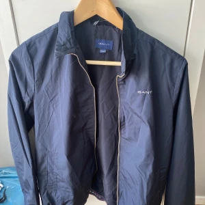 Gant jacka mörkblå - Storlek 146/152 vindjacka 