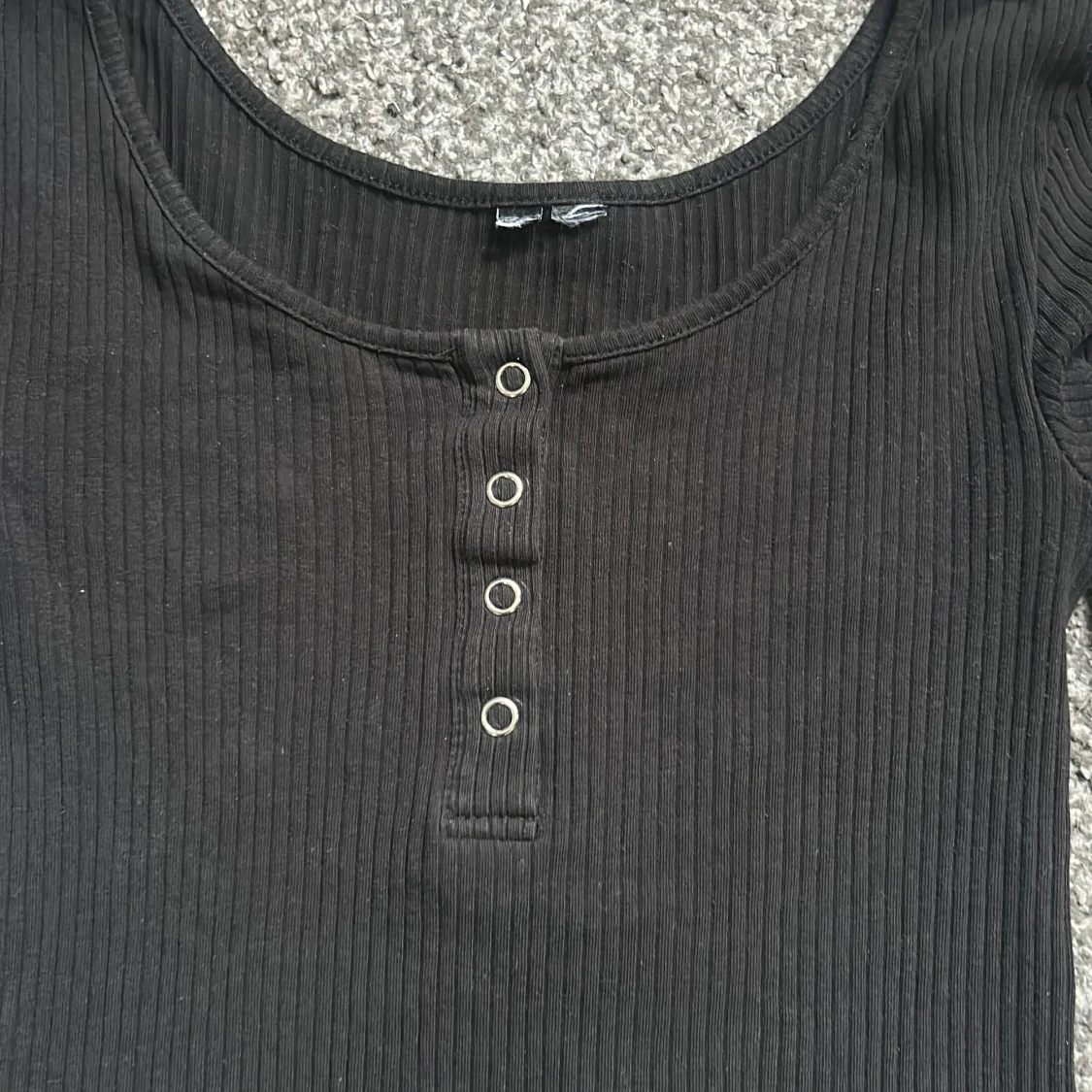 Svart ribbad långärmad topp med knappar - 1