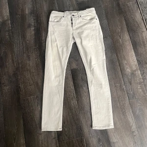 Dondup george grå - Dondup George | W33 | skick 9,5/10 | Ljusgrå (inte vit) | Nypris 4000 vårt pris 899kr | skriv vid frågor eller funderingar och snabb affär = bättre pris