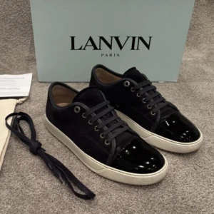Svarta sneakers från lanvin - Snygga svarta sneakers från Lanvin med vit sula och en riktigt cool lackad tå i svart. Ovandelen är i mocka och skorna har klassisk snörning. Perfekta för dig som vill ha en stilren men ändå unik sneaker med exklusiv känsla, storlek 43