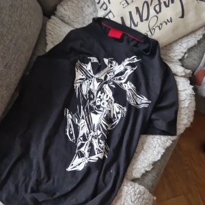 Boss t shirt med tryck - köpt från booztlet ny pris 800