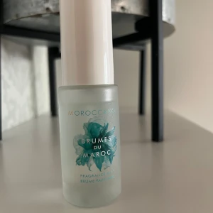 Maroccan oil - Brumes du Maroc Fragrance Mist - Brumes du Maroc, Moroccanoils signaturdoft – en blandning av kryddig bärnsten och söta blommiga toner. Tänk dig ”Medelhavet”.. Återstående mängd syns i bilden (30ml förpackning) ord.pris 209kr