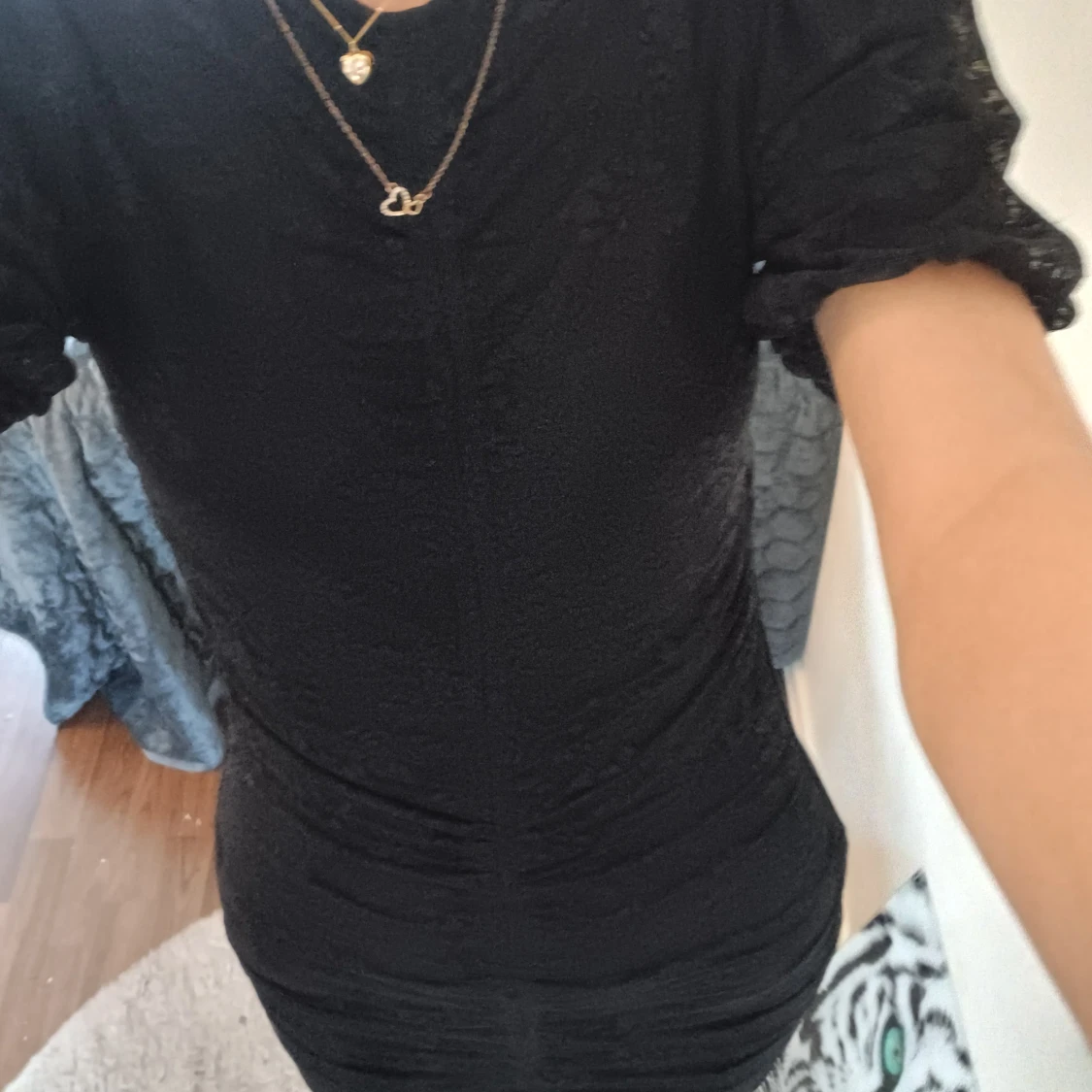 Svart spetsklänning från DIVIDED - 1