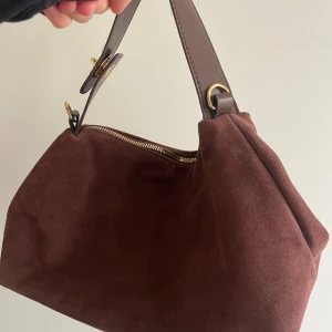 Mockaväska - Snygg väska i mockaimitation. Vet ej märke. Mycket bra skick☺️ Skriv för mått!