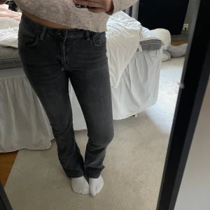 Mörkgrå bootcut jeans - Säljer ett par mörkgråa jeans från Gina i storlek 36🤍