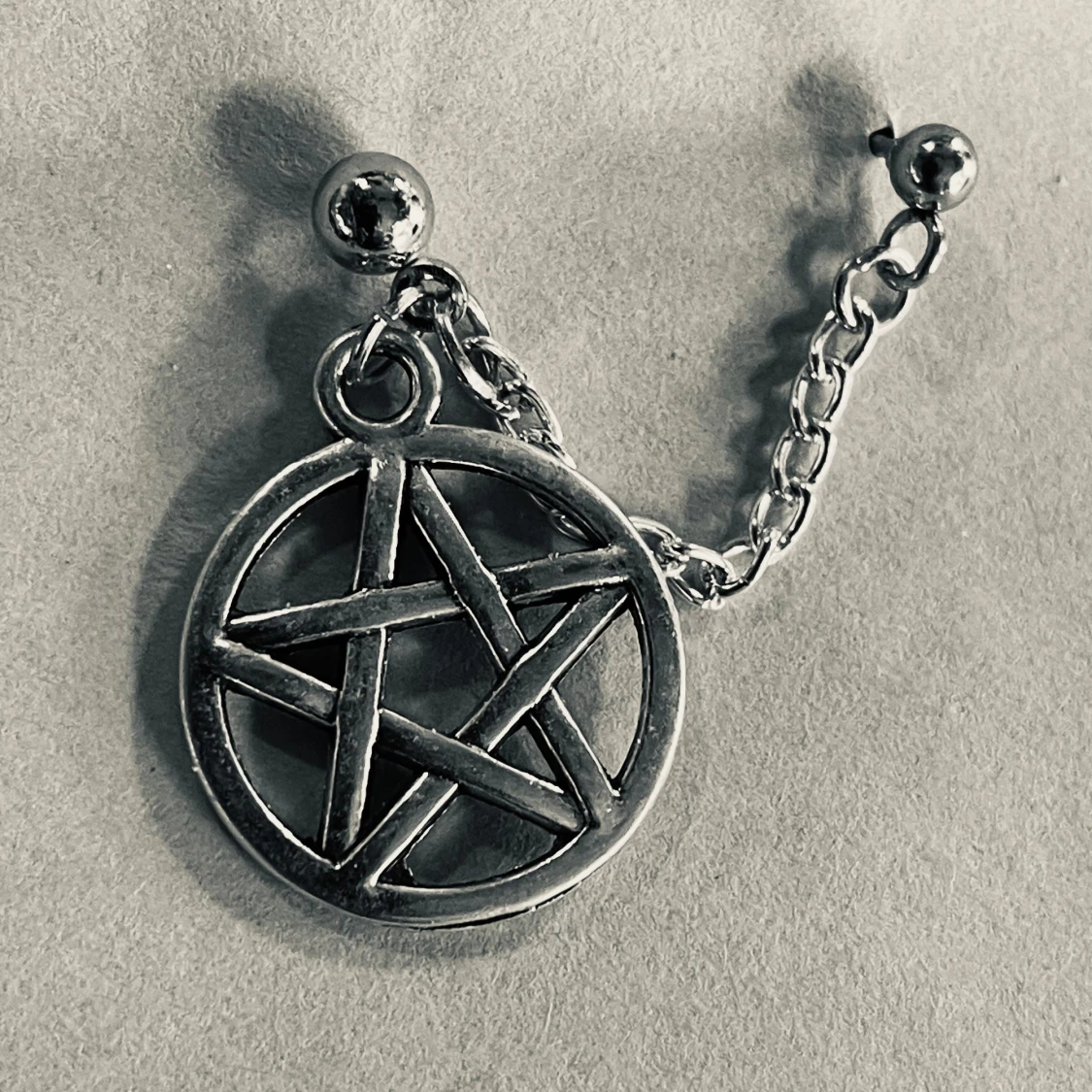 By prisförslag- 1 st Silverfärgat pentagram örhänge - 1