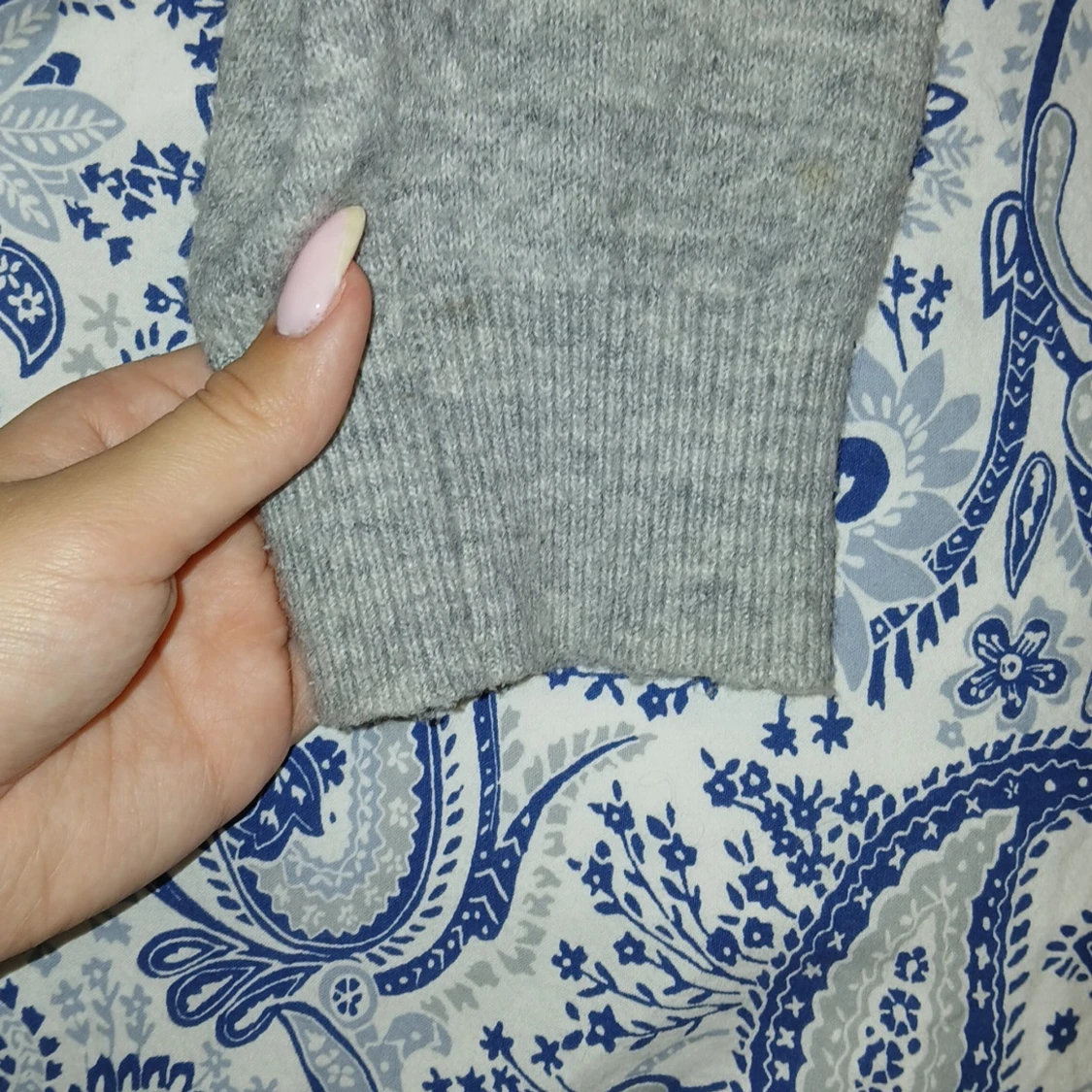 Ljusgrå stickad tröja från Divided - 1