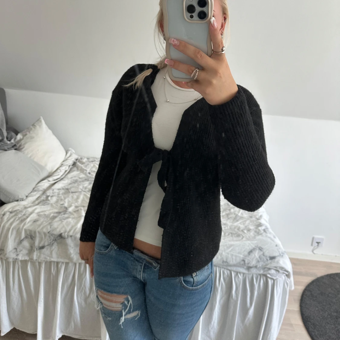 Svart stickad kofta med knyt - 1