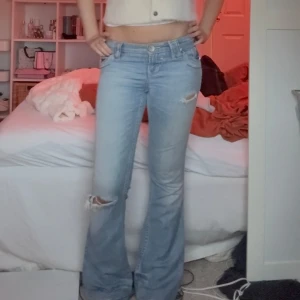 Lågmidjade Jeans! - Såååå snygga lågmidjade jeans! Midjemått:38 och innerbennslängden:82 ❤️ kontakta vid frågor!