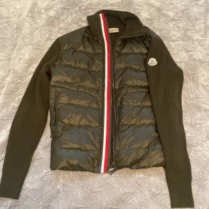 Moncler Cardigan - Hej! Säljer en Moncler cardigan i toppskick, perfekt nu till hösten :) Storlek medium passar även small Skick 9/10 hör av er för mer info /// 