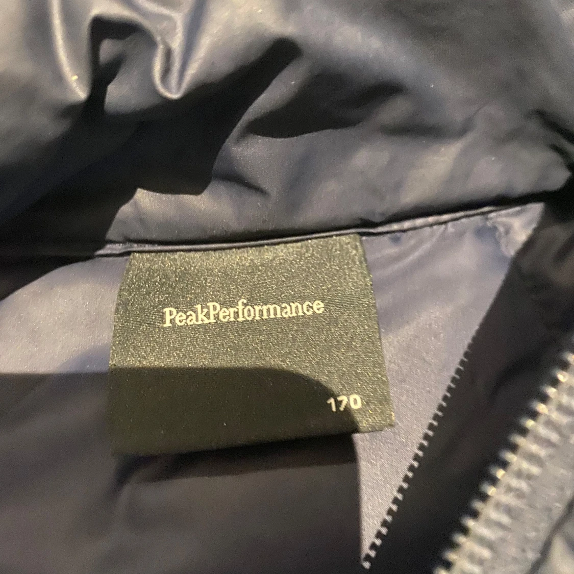 Mörkblå Peak Performance dunjacka - 2
