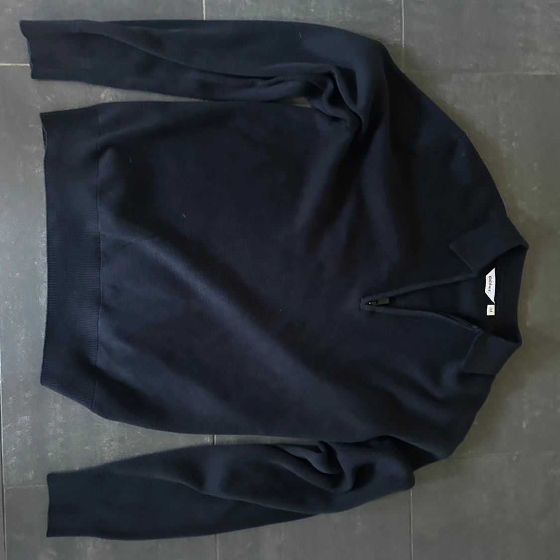 Mörkblå stickad tröja med half zip