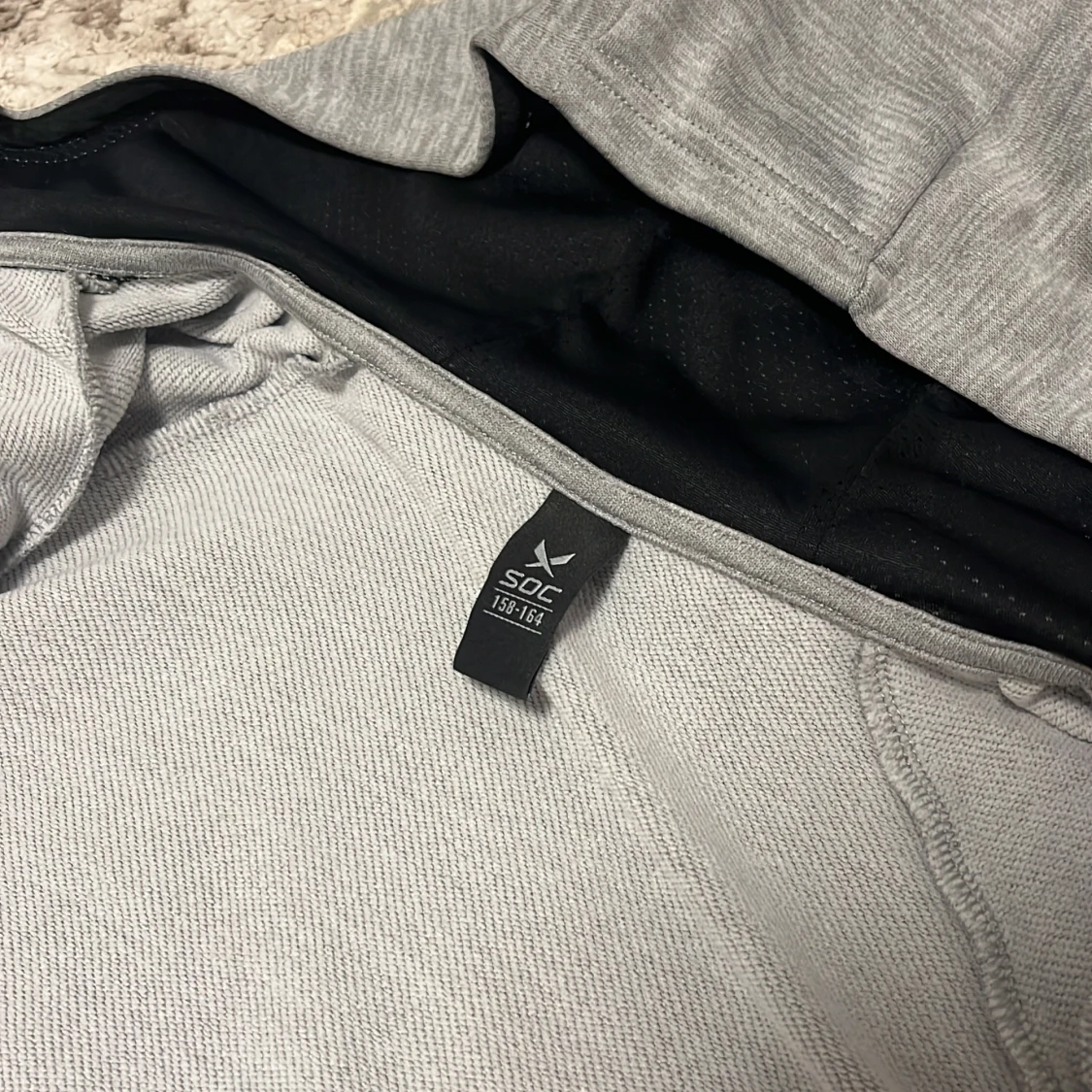 Grå hoodie från SOC med dragkedja - 1