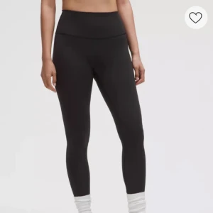 Svarta tights från Lululemon - svarta tights från Lululemon i storlek 4. Inga defekter och sparsam anvädna! Vet tyvärr inte vad modellen heter, men skriv för frågor eller fler bilder 💕