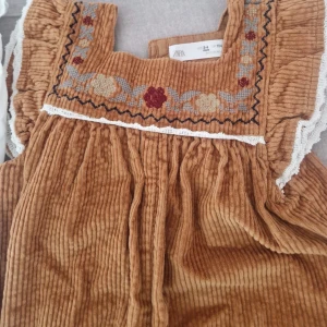 Barnkläder ( flicka ) 3-5 år  - Säljer ett pack barn klänningar 4 från NEXT 1 från Zara och en från HM. Storlek 4-5 och 3-4 år. Bland de finns också julkläder som tomtemor och lucia klänning. Finns också en byxdress och massor mer fina och söta barnkläder 😍