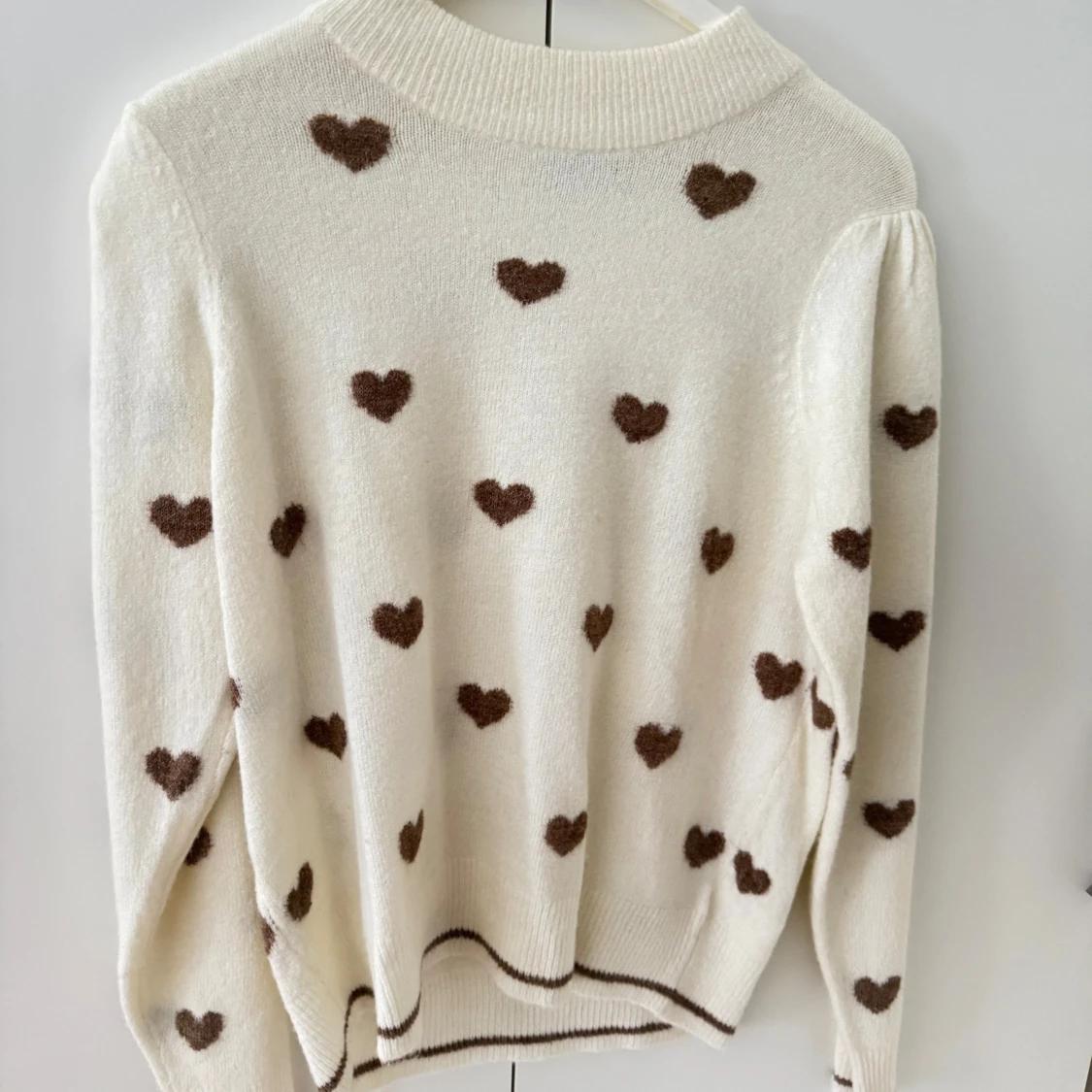 Vit stickad tröja med bruna hjärtan