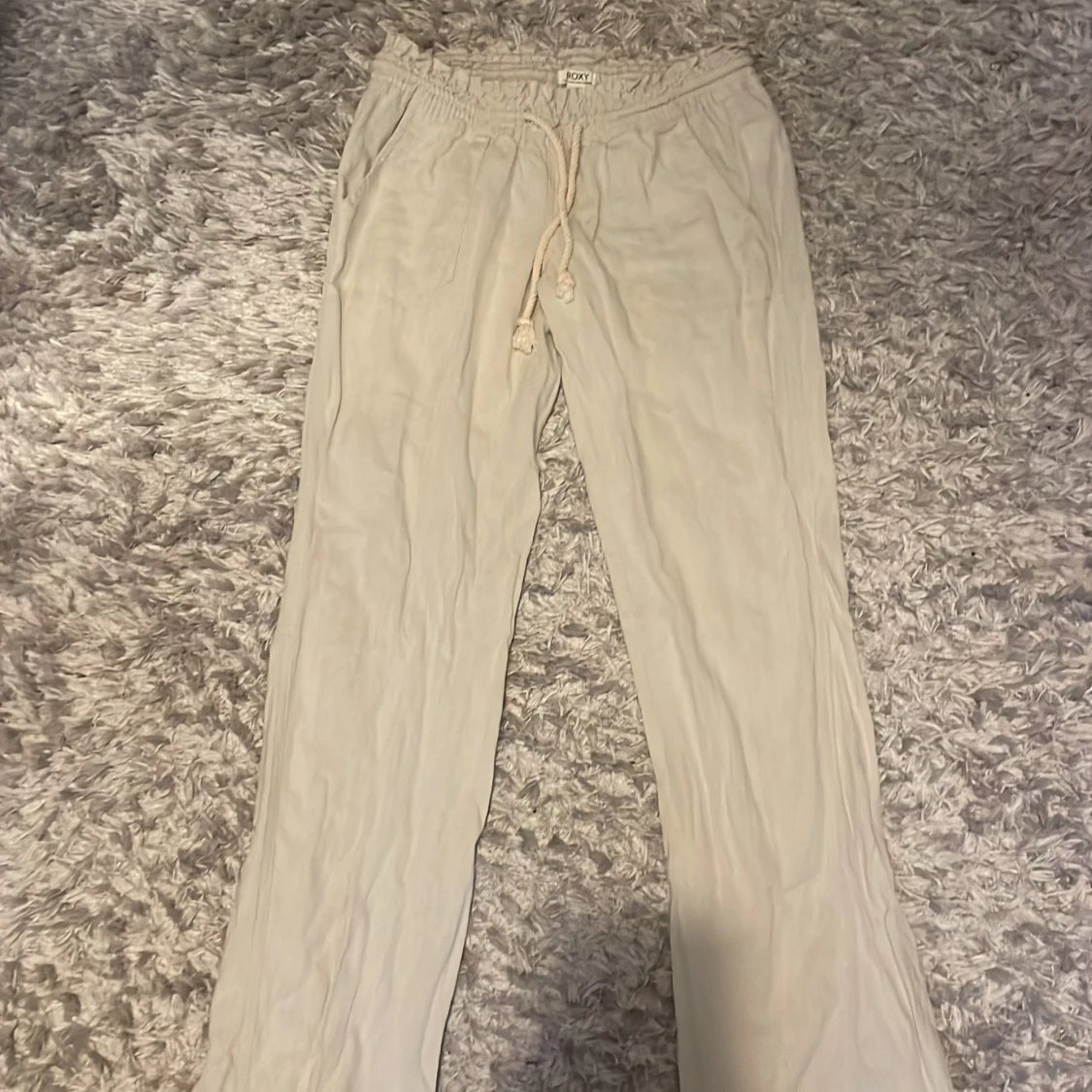 Beiga linnebyxor från Roxy med snörning