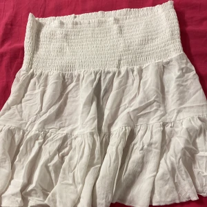 Vit volangkjol. - Vit volangkjol, har aldrig använts och har bara suttit i garderoben.