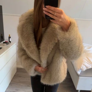 Pälsjacka Zara - Säljer en fluffig och lyxig beige/ljusgrå pälsjacka från Zara, perfekt till höst och vinter. Jackan är endast använd 2 gånger. Nypris 1295kr. 
