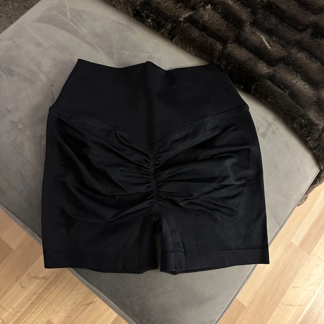 Svart träningsshorts med scrunch - 3