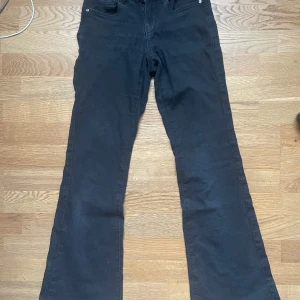 Svarta only jeans - Lågmidjade supersnygga jeans från Only! Lite urtvättade svarta jeans, köpta second hand men var tyvärr för små för mig.