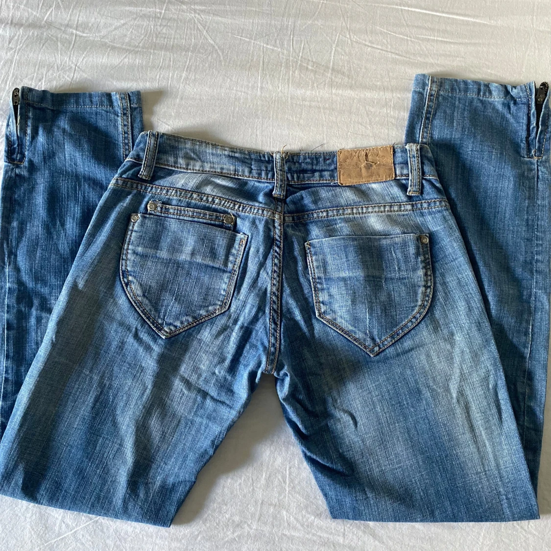 Blå jeans från Fishbone med slitningar - 1