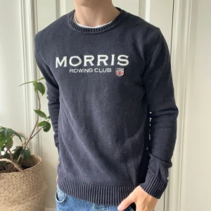 Morris tröja mörkblå L - Morris tröja mörkblå L, inga defekter. Modellen är 180,75 kg! Kom med frågor 🙏