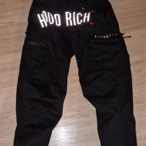 Svarta cargopants från Hoodrich XS - Svarta cargopants från Hoodrich pris 250 kr.        Storlek 160-170 cm