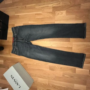 Jacob cohen  - Exklusiva Jacob Cohen jeans i storlek 33 – kända för sin hantverksmässiga kvalitet och tidlösa design. Klassisk mörk tvätt som passar lika bra till vardags som till mer dressade tillfällen. Jeansen är i mycket bra skick och behåller både komfort och passform. Priset går att diskuteras.