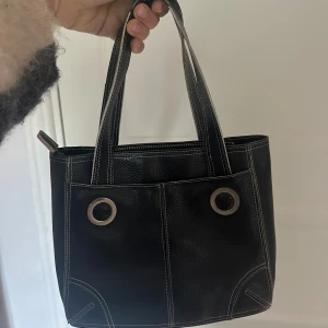 Svart handväska i skinn från esprit - Svart handväska i skinn från esprit som aldrig är använd. 