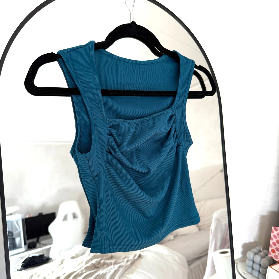 Blå ribbad linnetopp med drapering