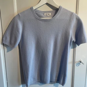 Ljusblå kashmirtopp från Soft Goat - Superskön ljusblå topp i kashmir från Soft Goat. Supersnygg och nästan aldrig använd! Nypris 2300kr