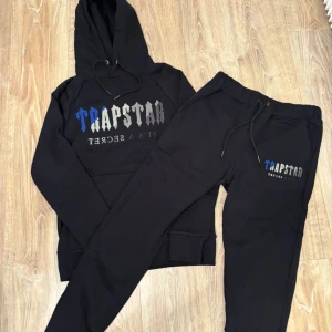 Trapstar Tracksuit - Säljer den då den inte passade mig. Fick den i present så den är aldrig använd. Den borde vara äkta.  Storlek S-M.                                                        Priset går att diskutera 