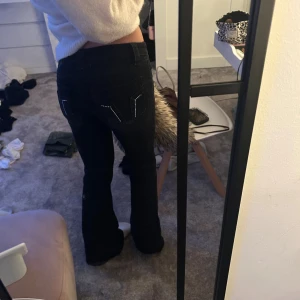 Svarta jeans Gina  - Säljer dessa HELT NYA jeans från Gina då jag inte andvänder dem