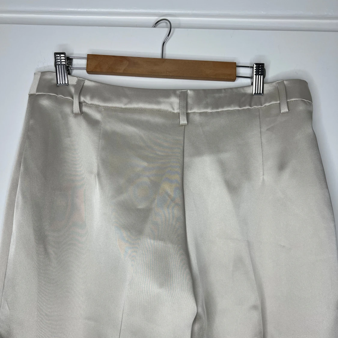 Champagnefärgade kostymbyxor BikBok (M/L - 4