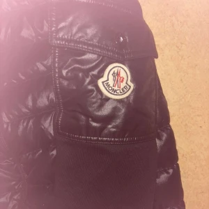 Monclear cardie - Exklusiv  Moncler cardigan i storlek S. Stilren design i hög kvalitet – perfekt för både vardag och fest. Bekväm passform med klassiska Moncler-detaljer.  