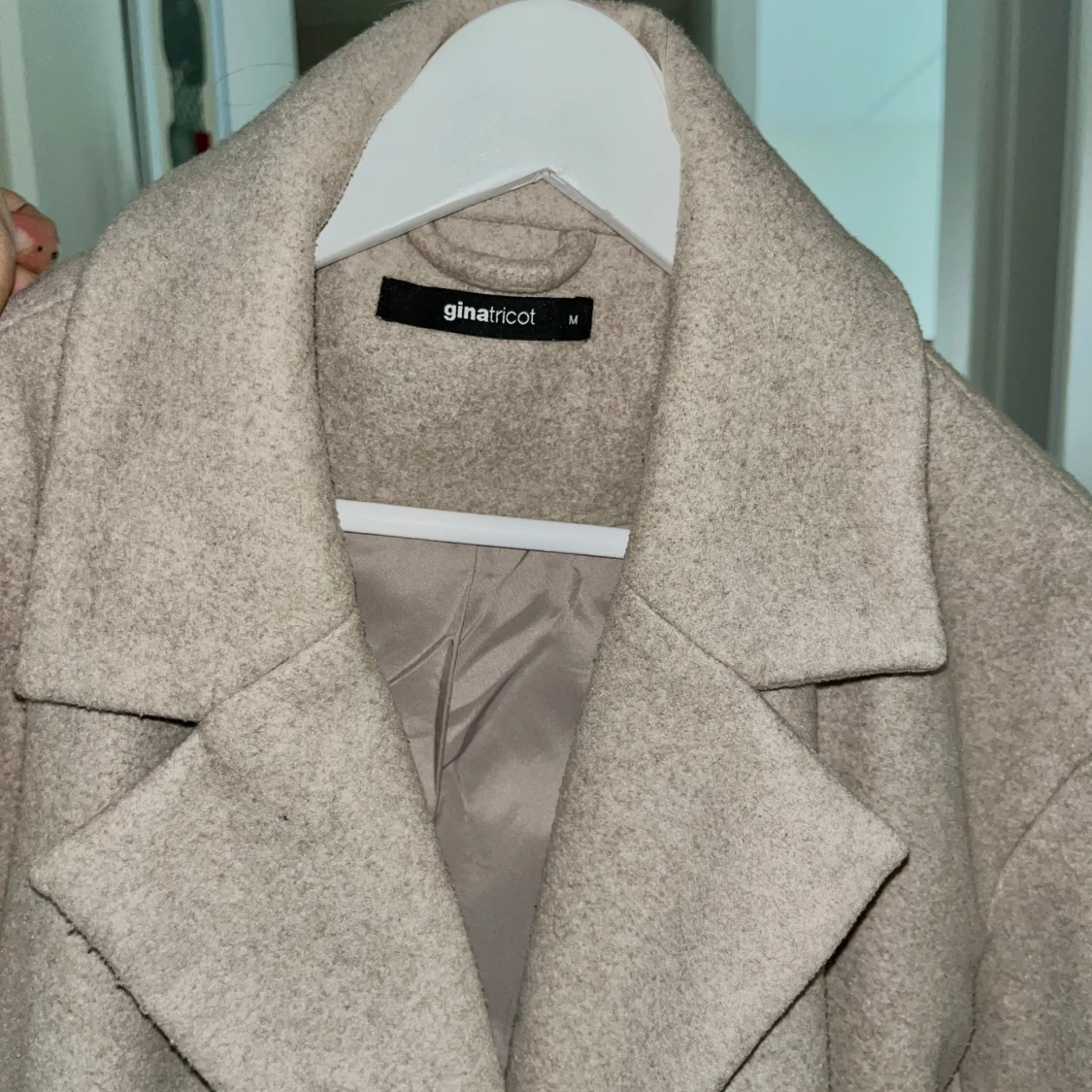 Beige kappa från Gina Tricot med bälte - 2