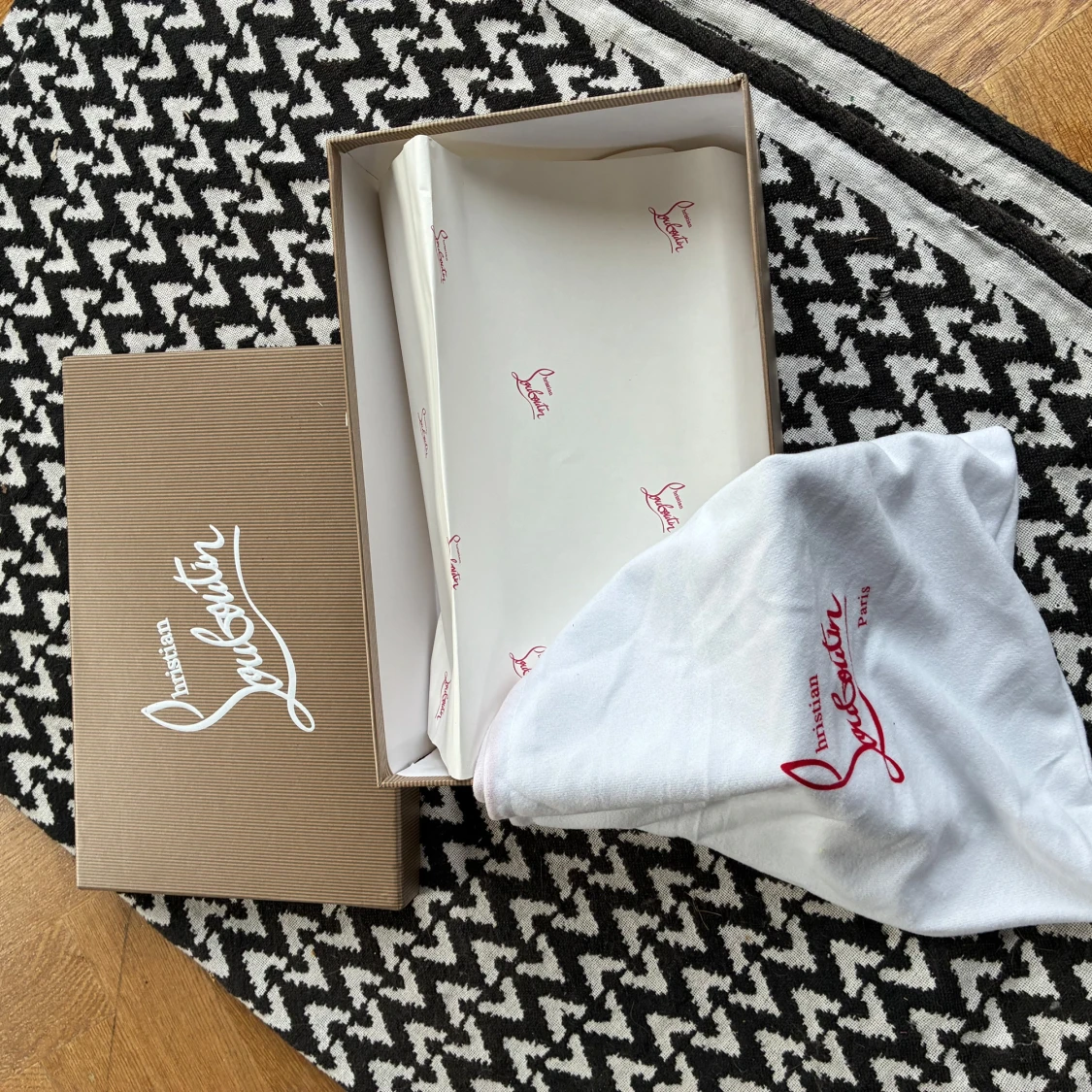 Grå mockasneakers från Louboutin - 2