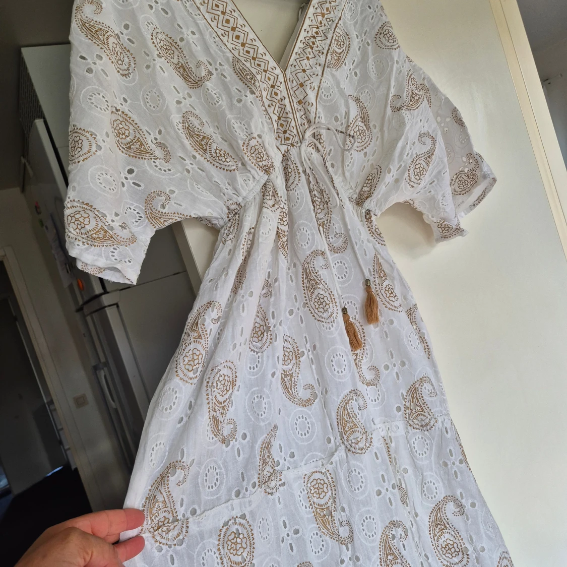 Vit långklänning med paisleymönster - 1