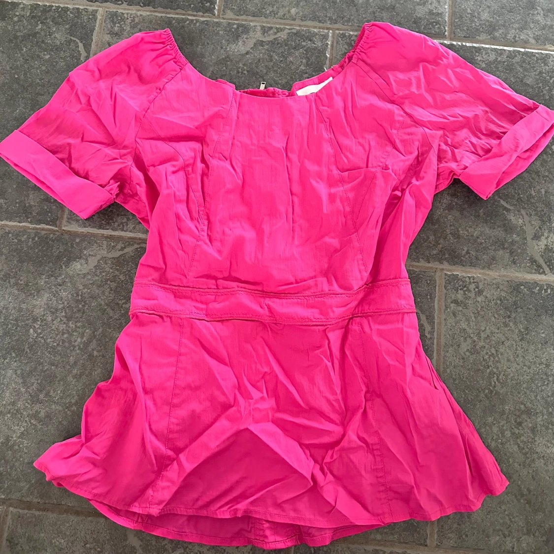 Kort rosa blus med dragkedja