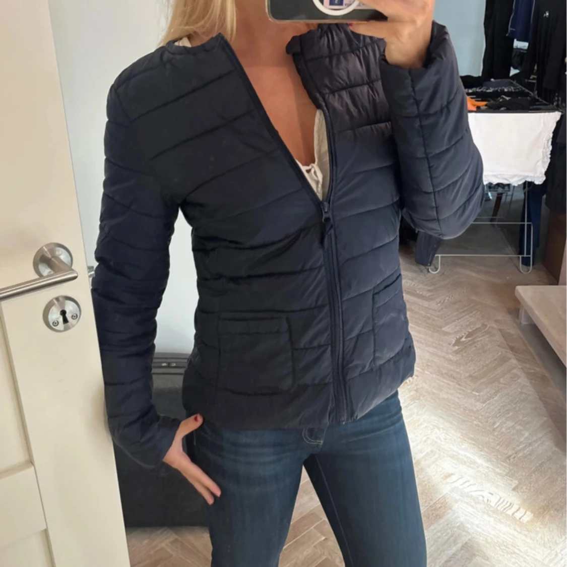Mörkblå quiltad pufferjacka