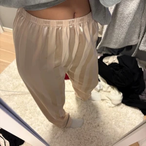 Pjamasbyxor  - Säljer ett par pjamasbyxor i storlek S ifrån SHEIN. Är använda fåtal gånger endast. Mycket mjuka och sköna att sova i. Är i ett ”silkes” material. Är i samma sett som en pjamaströja men som säljs separat😊